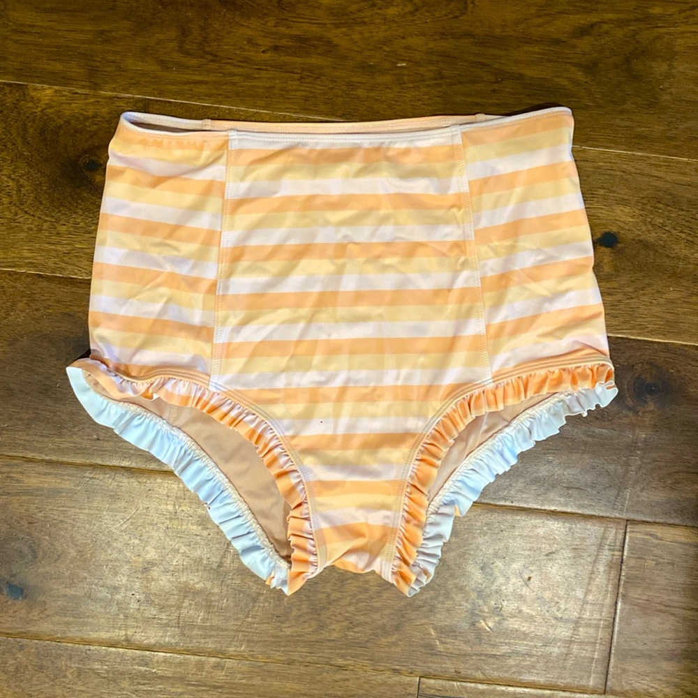 NWOT. Kortni Jeane Ruffle bottom